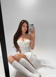 Lina - escort in Dubai Photo 4 of 5