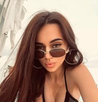 Lina - puta in Dubai Photo 1 of 11