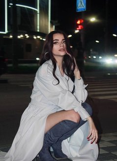 Lina - puta in Dubai Photo 6 of 11