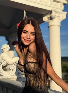 Lina - puta in Dubai Photo 8 of 11
