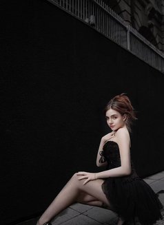 Lina - escort in Hong Kong Photo 3 of 5