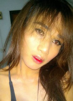 Linda - masseuse in Bangkok Photo 2 of 3