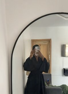 Linda - escort in Makkah Photo 1 of 2