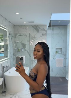 Linda - escort in Muscat Photo 2 of 3