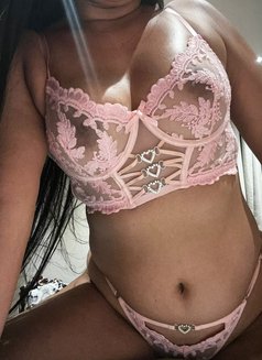 Linda - escort in Al Juffair Photo 1 of 5