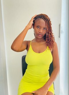 Linda - escort in Jeddah Photo 2 of 3