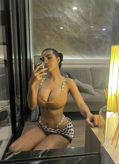 Linda - escort in Doha Photo 1 of 5