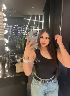 Linda - escort in Al Manama Photo 3 of 9