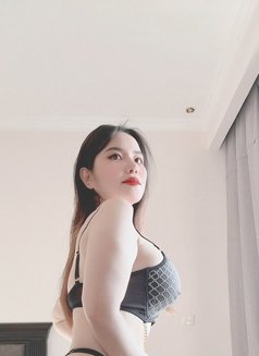 Linda - escort in Doha Photo 2 of 7