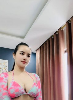 Linda - escort in Doha Photo 5 of 7