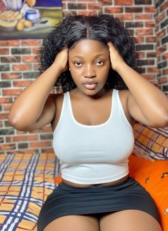 Linda - puta in Al Manama Photo 3 of 7