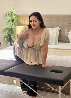 Linda Complete with massage table. - puta in Riyadh Photo 8 of 9