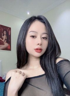 Linda - escort in Doha Photo 3 of 4