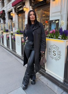 Linda - escort in Vienna Photo 1 of 4