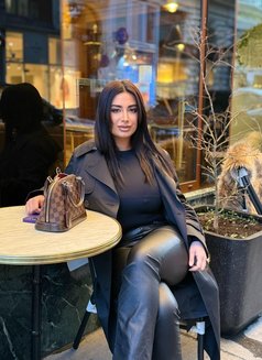 Linda - escort in Vienna Photo 2 of 4