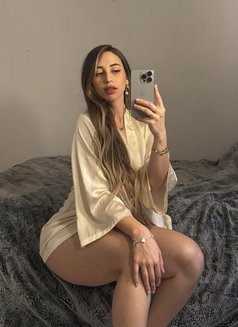 Linda - escort in Doha Photo 2 of 4