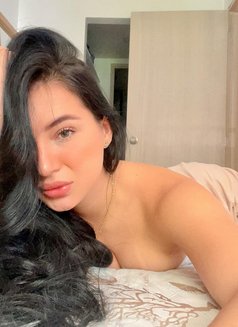 Linda - escort in Muscat Photo 1 of 6