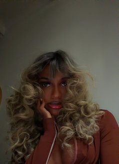 Linda - Transsexual escort in Accra Photo 4 of 20