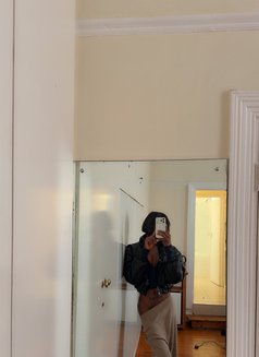 Linda - Transsexual escort in Accra Photo 2 of 20