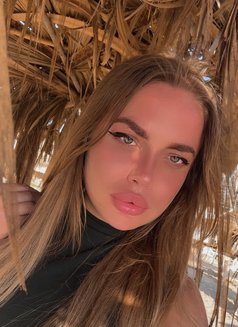 Linda Rus - escort in Beirut Photo 3 of 5