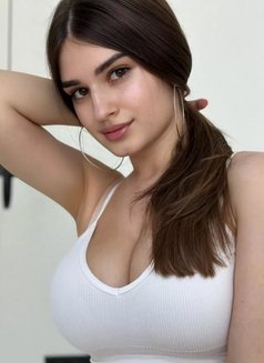 Linda - escort in Al Sohar Photo 1 of 5
