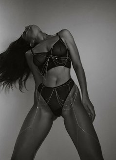 Linda - escort in Doha Photo 1 of 12