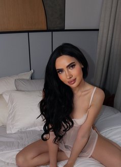 Linda - escort in Doha Photo 9 of 12
