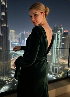 Linda - puta in Dubai Photo 6 of 8