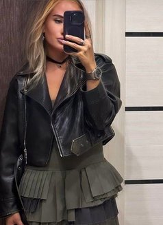 Linda - escort in Phuket Photo 2 of 11