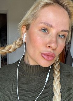 Linda - escort in Phuket Photo 3 of 11