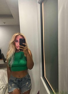 Linda - escort in Phuket Photo 4 of 11