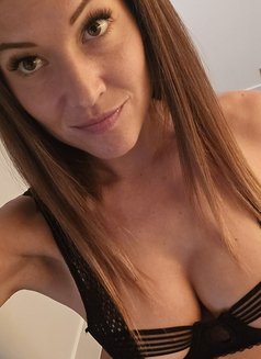 Linda - escort in Phuket Photo 4 of 5