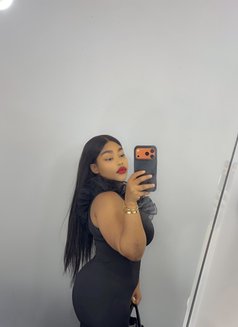 Linda - escort in Singapore Photo 2 of 2