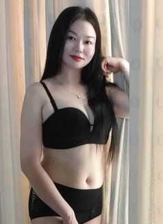 Linda - puta in Al Manama Photo 8 of 8