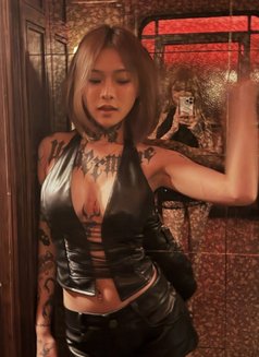 Linda - escort in Doha Photo 2 of 6