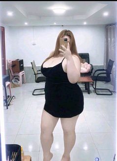 Linda - escort in Muscat Photo 1 of 3