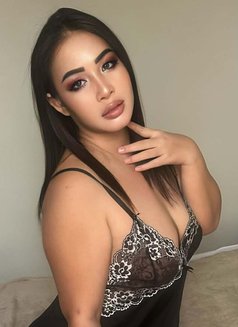 Linda - escort in Riyadh Photo 2 of 2