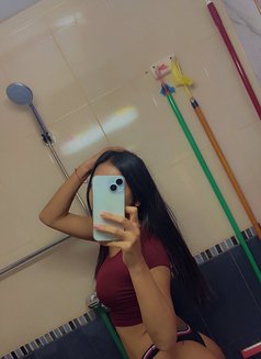 Linda69 - Transsexual escort in Abu Dhabi Photo 3 of 8