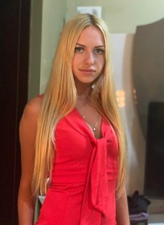 Lindsay - escort in Dubai Photo 1 of 4