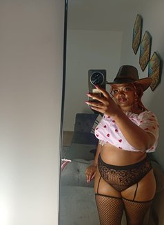 Lindsey - escort in Nairobi Photo 6 of 7