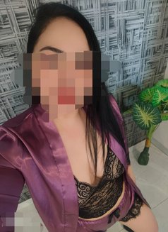 Lindy, GirlfriendExperience,Nuru Massage - puta in Dubai Photo 12 of 12