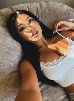 Lisa - puta in Al Manama Photo 5 of 6