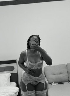 Lisa - escort in Dubai Photo 3 of 4