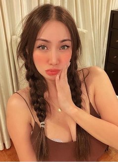 Lisa - escort in Singapore Photo 3 of 3