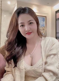 Lisa - masseuse in Abu Dhabi Photo 6 of 6