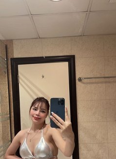 Lisa - puta in Dubai Photo 8 of 10