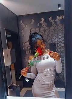 Lisa - escort in Dubai Photo 4 of 5