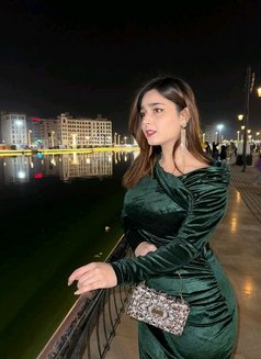 Lisa - escort in Kuwait Photo 1 of 2