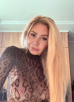 Lisa - escort in Jeddah Photo 2 of 6