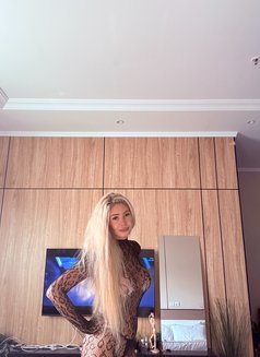 Lisa - escort in Jeddah Photo 3 of 6